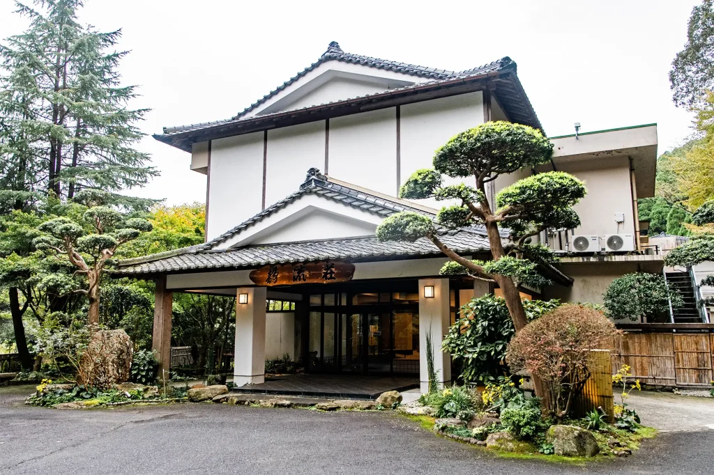 霧島温泉郷で見つけた、もう一度行きたい宿。 静流荘が大人の旅に選ばれる理由