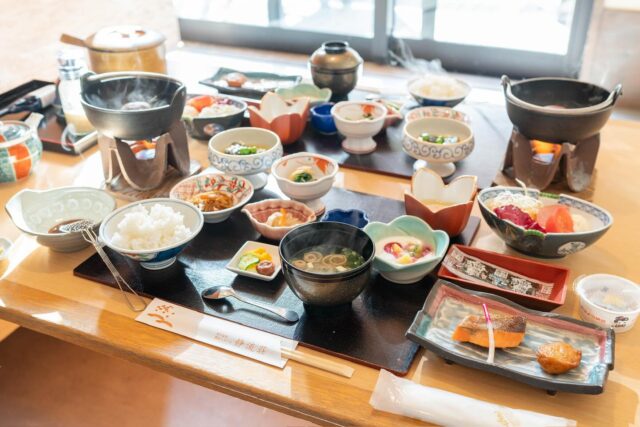 ご朝食は、地元の恵みを少しずつ小鉢に。
やさしい味わいの和のお膳を、朝の光の中でゆっくりと。

朝は控えめにされたい方や、
お部屋でのんびり過ごしたい方には
朝食なしのプランもございます。

Our breakfast features small dishes with local flavors, gently prepared for a light and nourishing start to the day.

For those who prefer a quiet morning or no meal, a no-breakfast plan is also available.

#霧島 #霧島温泉 #霧島温泉郷 #鹿児島 #静流荘 #霧島静流荘 #霧島もみじ谷静流荘 #ホテル静流荘 #露天風呂付客室 #hotelseiryuso #kirishimaseiryuso #kirishima #kagoshima #onsen #japaneseonsen #hotspring 
…………………………………………………………
霧島もみじ谷静流荘 / Kirishima Seiryuso

詳細、ご予約はプロフィールURLリンクから
For details and booking, please refer to our profile URL link. 

✉️ info@seiryuso.org

Photo taken by @koichi_maeno 

鹿児島県霧島市牧園町高千穂3806
3806 Takachiho, Makizono, Kirishima city, Kagoshima 
0995-78-2021
………………………………………………………