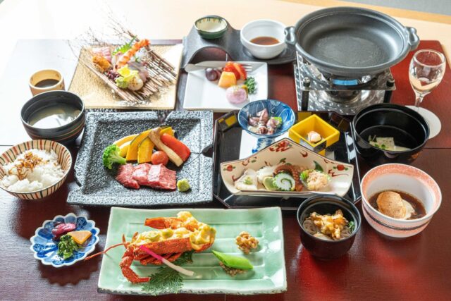 春の恵みを贅沢に取り入れた、料理長こだわりのアップグレード会席コースをご紹介いたします。
ご連泊の方には、日ごとに異なるお料理をお楽しみいただいております。
We are pleased to introduce our upgraded kaiseki course, featuring a refined selection of spring dishes prepared with the finest seasonal ingredients chosen by our head chef.
Guests staying for several nights can enjoy a different menu each day.

お献立（例）

食前酒：ゆず酒
前菜盛り合わせ（季節の豆腐、煮物、酢の物など）
吸物：帆立の真丈
お造り：旬の鮮魚盛り
煮物：黒豚のやわらか煮
焼物：ロブスターのアボカド焼き
小鉢：桜そうめん
強肴：黒毛和牛ステーキ
ご飯：ちりめん山椒ご飯
汁物：あさりのお味噌汁
香の物：三種盛り
甘味：桜餅と季節の果物

Sample Kaiseki Menu

Aperitif: Yuzu liqueur
Appetizer Assortment (seasonal tofu, simmered and vinegared dishes)
Clear Soup: Scallop dumpling
Sashimi: Seasonal fresh fish
Simmered Dish: Tender black pork in sweet sauce
Grilled Dish: Lobster with avocado
Side Dish: Cherry blossom somen noodles
Main Dish: Wagyu beef steak
Rice: Rice with chirimen-jako and sansho
Soup: Asari clam miso soup
Pickles: Assorted three kinds
Dessert: Sakura mochi and seasonal fruits

旬の恵みを、一皿一皿に込めてお届けします♪
Wishing you a relaxing and delicious dining experience!

#霧島 #霧島温泉 #霧島温泉郷 #鹿児島 #静流荘 #霧島静流荘 #霧島もみじ谷静流荘 #ホテル静流荘 #露天風呂付客室 #hotelseiryuso #kirishimaseiryuso #kirishima #kagoshima #onsen #japaneseonsen #hotspring 
…………………………………………………………
霧島もみじ谷静流荘 / Kirishima Seiryuso

詳細、ご予約はプロフィールURLリンクから
For details and booking, please refer to our profile URL link. 

✉️ info@seiryuso.org

Photo taken by @koichi_maeno 

鹿児島県霧島市牧園町高千穂3806
3806 Takachiho, Makizono, Kirishima city, Kagoshima 
0995-78-2021
………………………………………………………