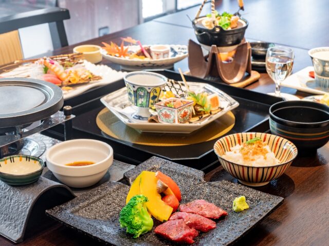 🌸温泉旅館の味を、食事処でお気軽に🌸
⁣
静流荘では、ご宿泊なしでも【ご夕食のみ】のご利用が可能です🍽️
大切な方との記念日やお祝い、会社の少人数のお集まりにもぴったり。
旅館ならではの季節会席を、気軽にお楽しみください。
 
📅 ご利用可能日：日〜金曜日（土曜・祝前日を除く）
📞 ご予約：前日15時までにお電話にて受付（プロフィール欄に記載）
👥 組数：1日2組限定・最大10名様まで
 
⏰ 夕食開始時間：18:00 または 18:30
🏮 閉館時間：21:00
 
🍴お料理内容（すべて税込）：
・黒豚メインのスタンダード会席　7,700円
・和牛メインのアップグレード会席　11,000円
 
🎉 婚礼やご長寿のお祝い、ご友人とのお食事会など
特別なお席も承っております（※ご予算・ご希望に応じてご相談も可能です。ご予算目安7,000円〜12,000円）
 
ちょっと贅沢な夜を、静かな山あいの旅館で。
温泉宿の味を、ゆっくりとお楽しみください☺️
 
🌸 Enjoy authentic ryokan cuisine without an overnight stay 🌸
⁣
At Seiryuso, you can enjoy a seasonal kaiseki-style dinner even if you're not staying overnight 🍽️
Perfect for anniversaries, celebrations, or intimate gatherings with colleagues.
Experience the delicate flavors of a traditional Japanese inn, in a casual yet refined setting.
📅 Available: Sunday to Friday (excluding Saturdays & holidays)
📞 Reservation required by 3:00 PM the day before (Please call the number in our profile)
👥 Limited to 2 groups per day / Up to 10 guests total
⏰ Dinner starts at 6:00 PM or 6:30 PM
🏮 Closing time: 9:00 PM
🍴 Menu (tax included):
	•	Standard Kaiseki with Kurobuta pork – ¥7,700
	•	Upgrade Kaiseki with Japanese Wagyu beef – ¥11,000
🎉 We also welcome special occasions such as weddings, milestone celebrations, and dinner gatherings with friends.
(Please consult us about your budget and preferences. Estimated range: ¥7,000–¥12,000)
Spend a luxurious evening at our peaceful ryokan tucked away in the mountains.
Take your time and enjoy the true taste of a traditional hot spring inn.☺️
#旅館ごはん #和食ディナー #会席料理 #ディナーコース #和食好きな人と繋がりたい  
#日本旅行 #グルメ旅 #鹿児島グルメ  #記念日ディナー  
#霧島 #霧島温泉郷 #鹿児島 #静流荘
#japanesefood #kaiseki #ryokan #japantravel #japanfoodie #onsen #dinnerdate #japanesehotel
#kirishima #kagoshima